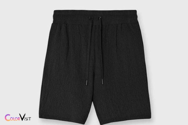 What Color Shorts Go With a Black Shirt