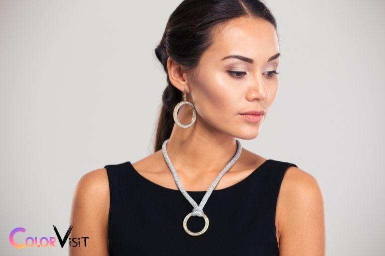 what color jewelry goes with black dress
