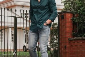 what color pants go with green shirt