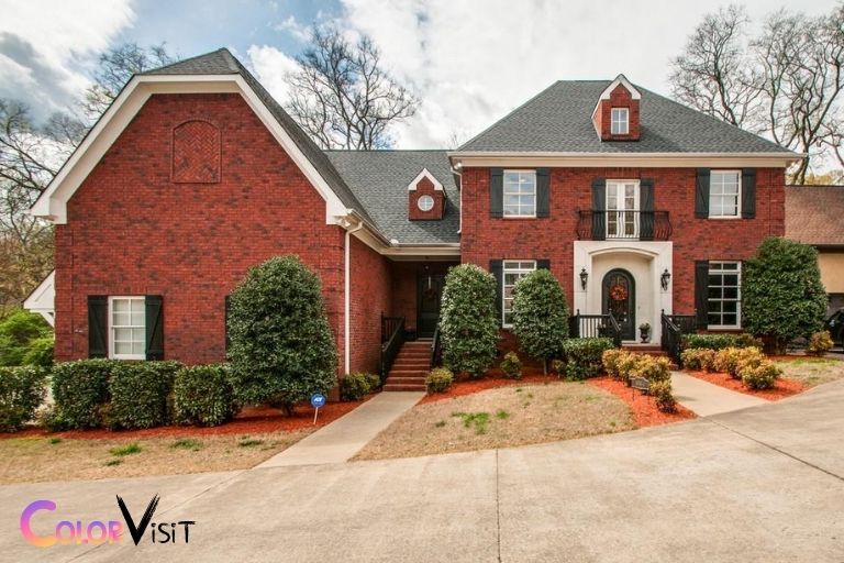 What Color Mulch for Red Brick House