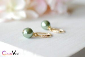 what color jewelry goes with sage green 1