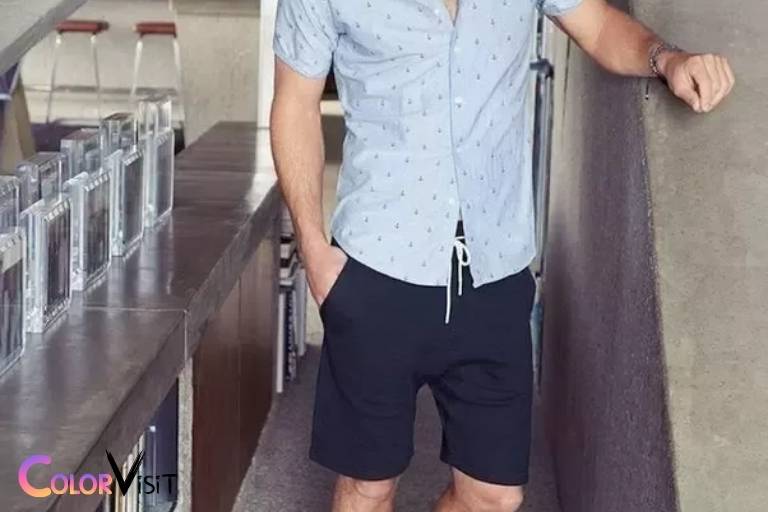 what color shirt goes with navy blue shorts
