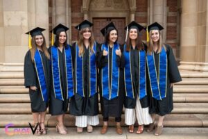 what color dress to wear with black graduation gown