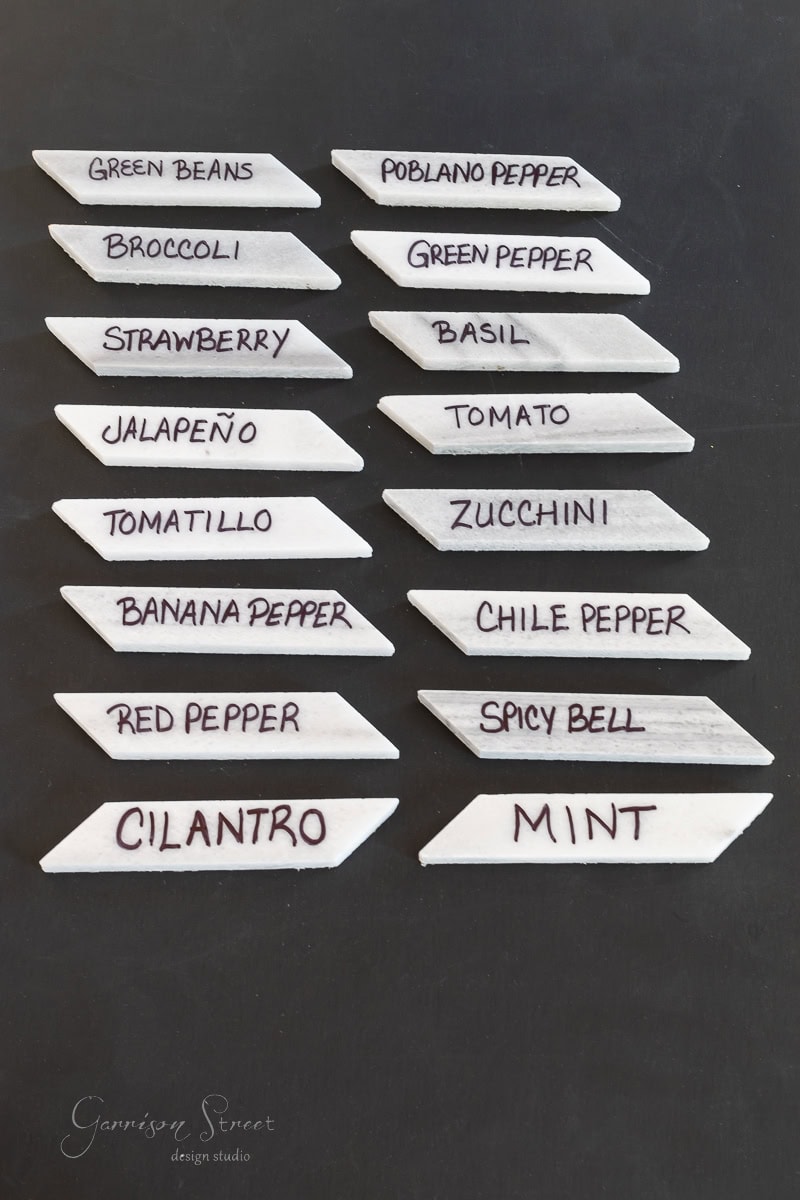 Garden markers with labels for plants like green beans, broccoli, strawberry, jalapeño, tomatillo, banana and red pepper, cilantro, poblano and green pepper, basil, tomato, zucchini, chile pepper, spicy bell pepper, and mint keep your garden beautifully organized.