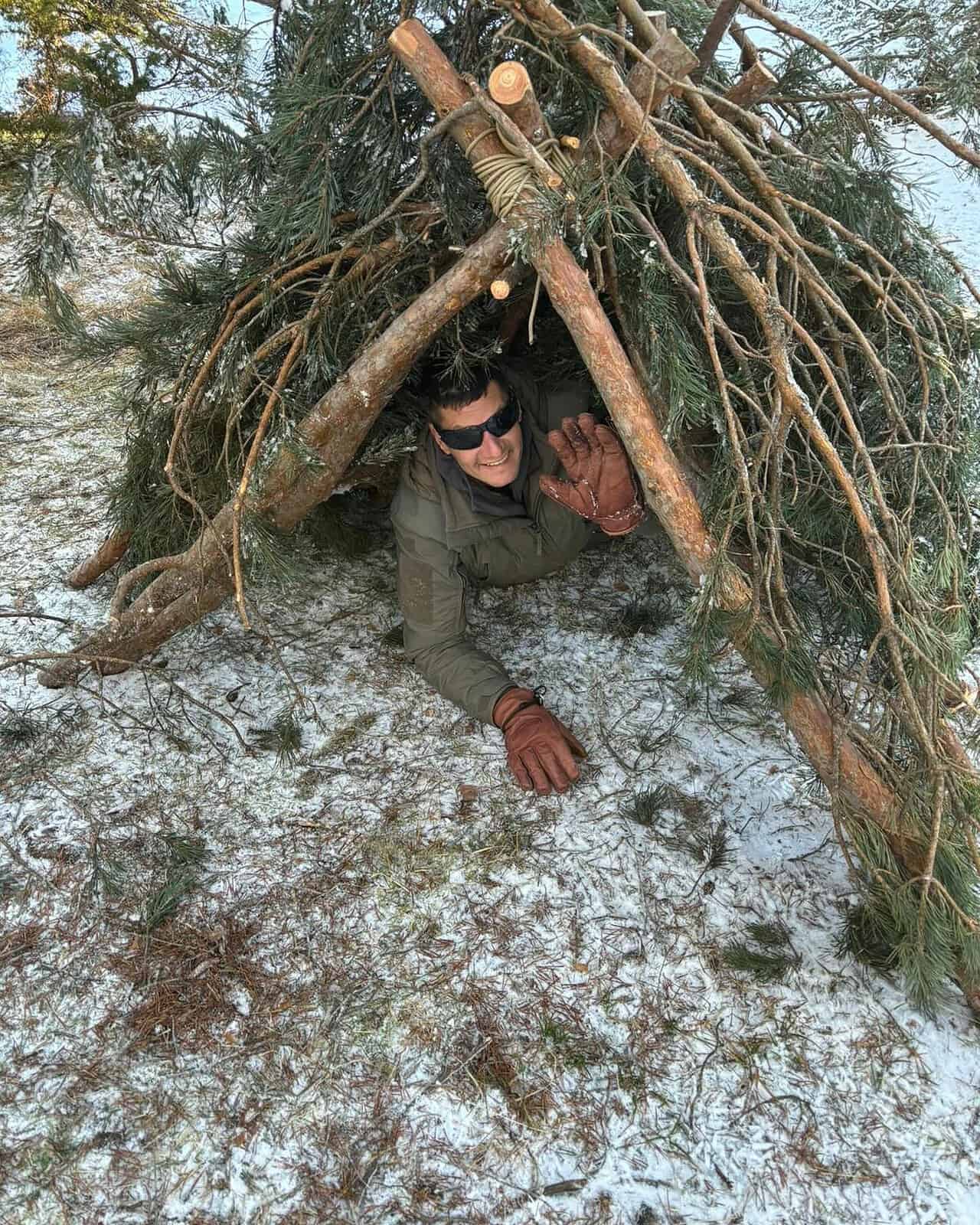 Unterstand-Übernachtung-Wald-Survival