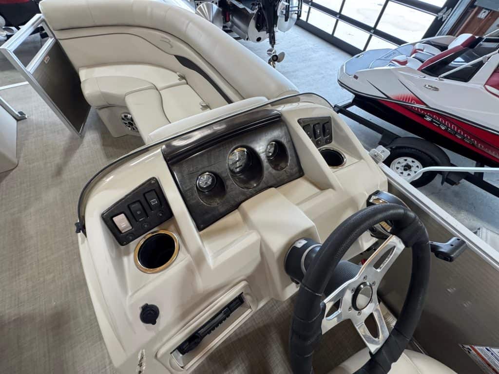 High-quality Bennington 20 SXSR pontoon boat dashboard and steering wheel.
