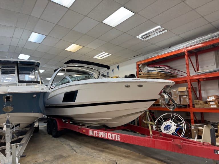 Four Winns H290 luxury boat at Hall's Sport Center.