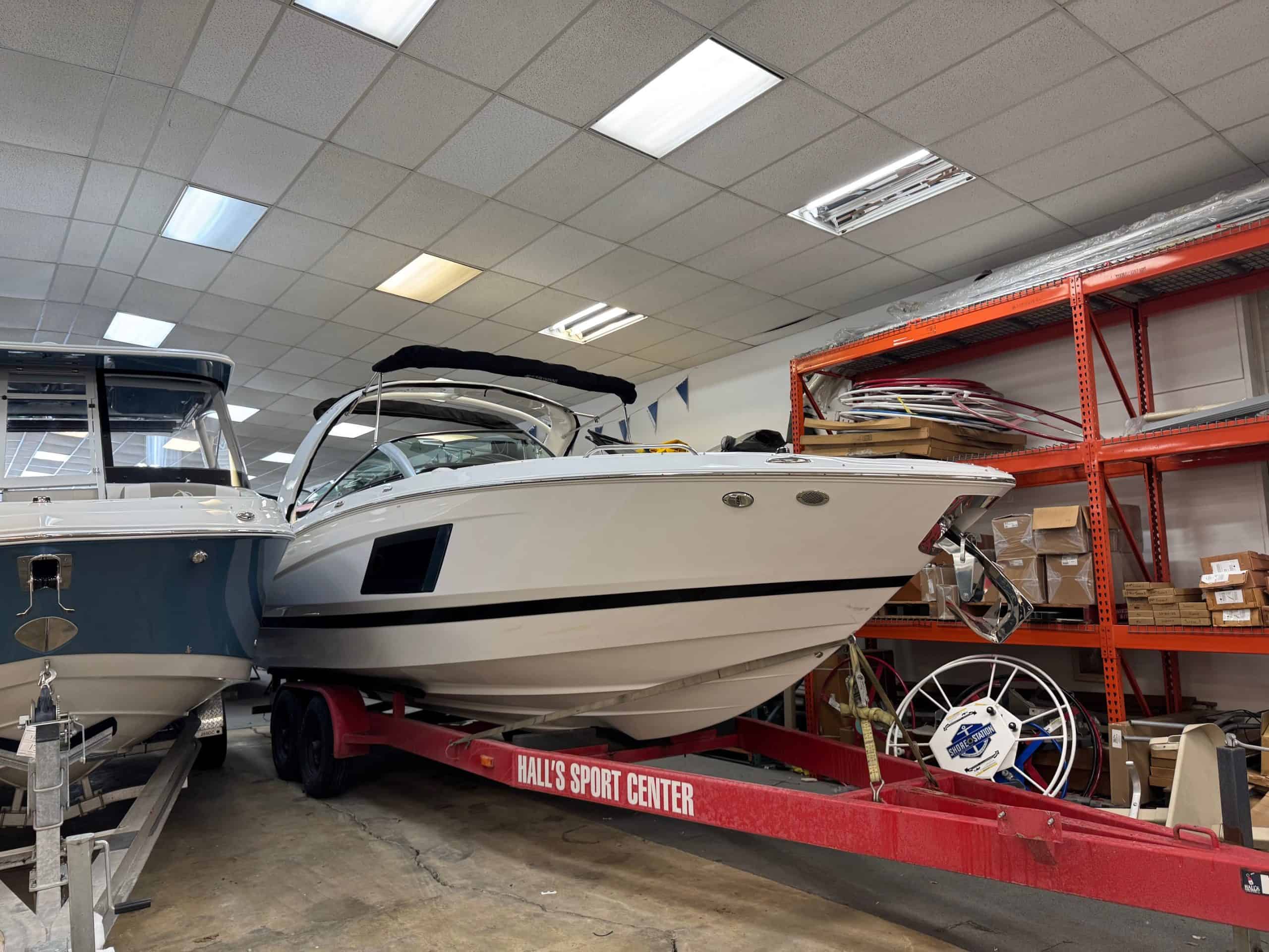 Four Winns H290 luxury boat at Hall's Sport Center.