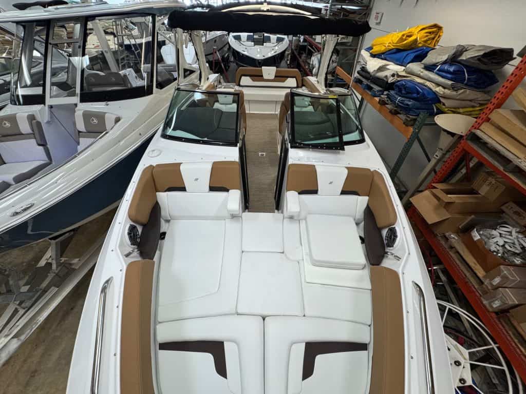 High-quality image of the 2025 Four Winns H290 boat at Hall's Sport Center.