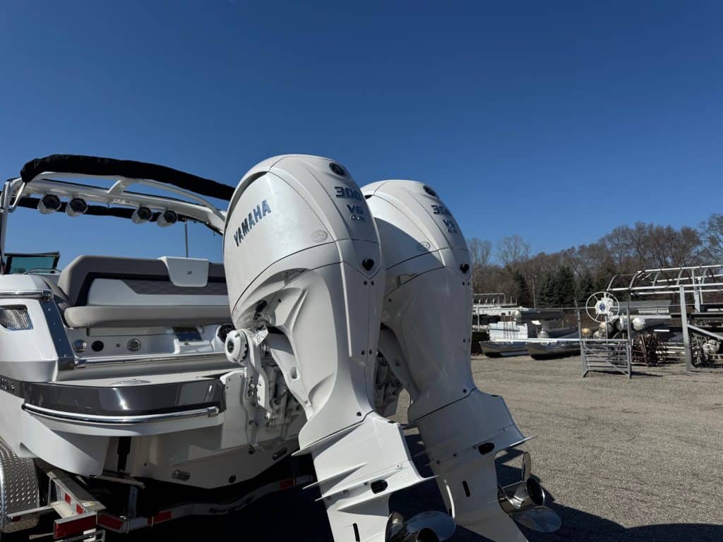 Four Winns H290 luxury boat with twin Yamaha engines for sale.