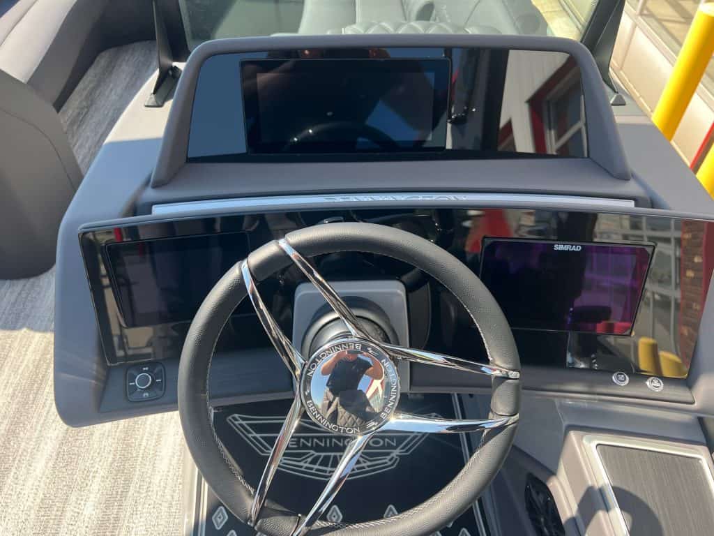 High-quality Bennington 25 QFBA pontoon boat dashboard and steering wheel.