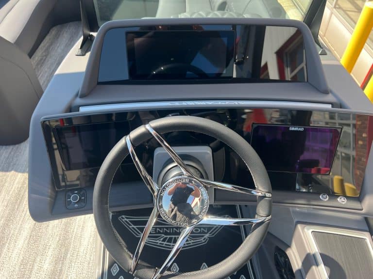 High-quality Bennington 25 QFBA pontoon boat dashboard and steering wheel.