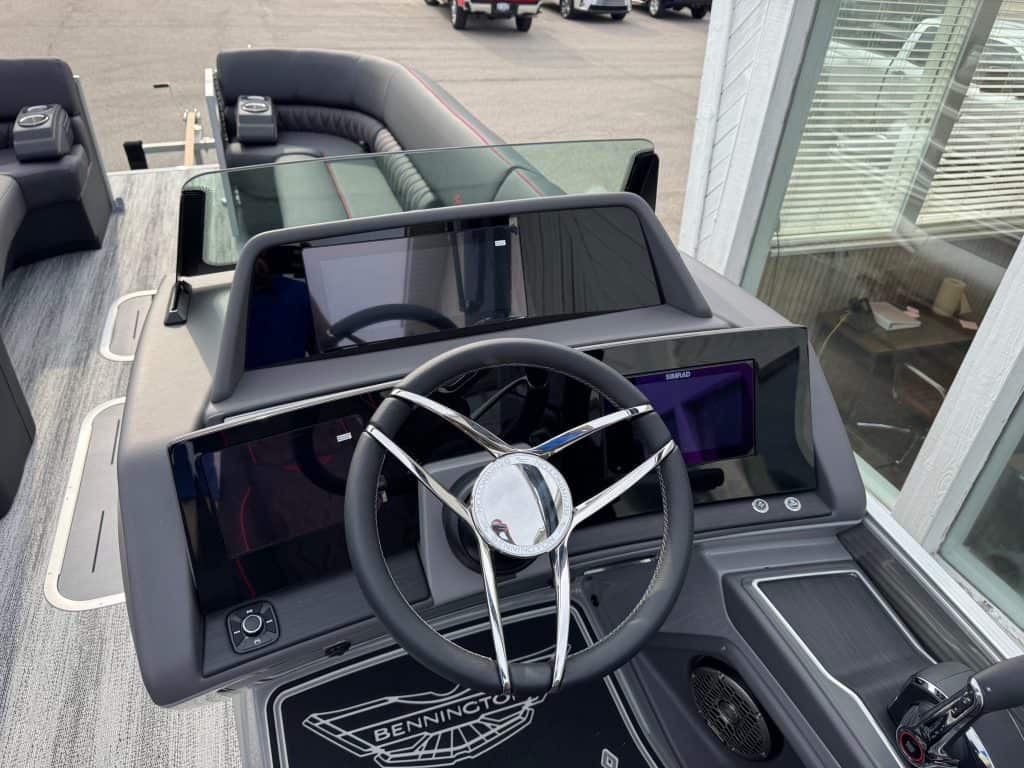 Bennington 25 RSBA boat dashboard with steering wheel and digital displays.