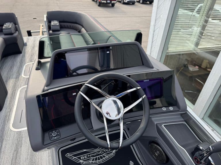Bennington 25 RSBA boat dashboard with steering wheel and digital displays.