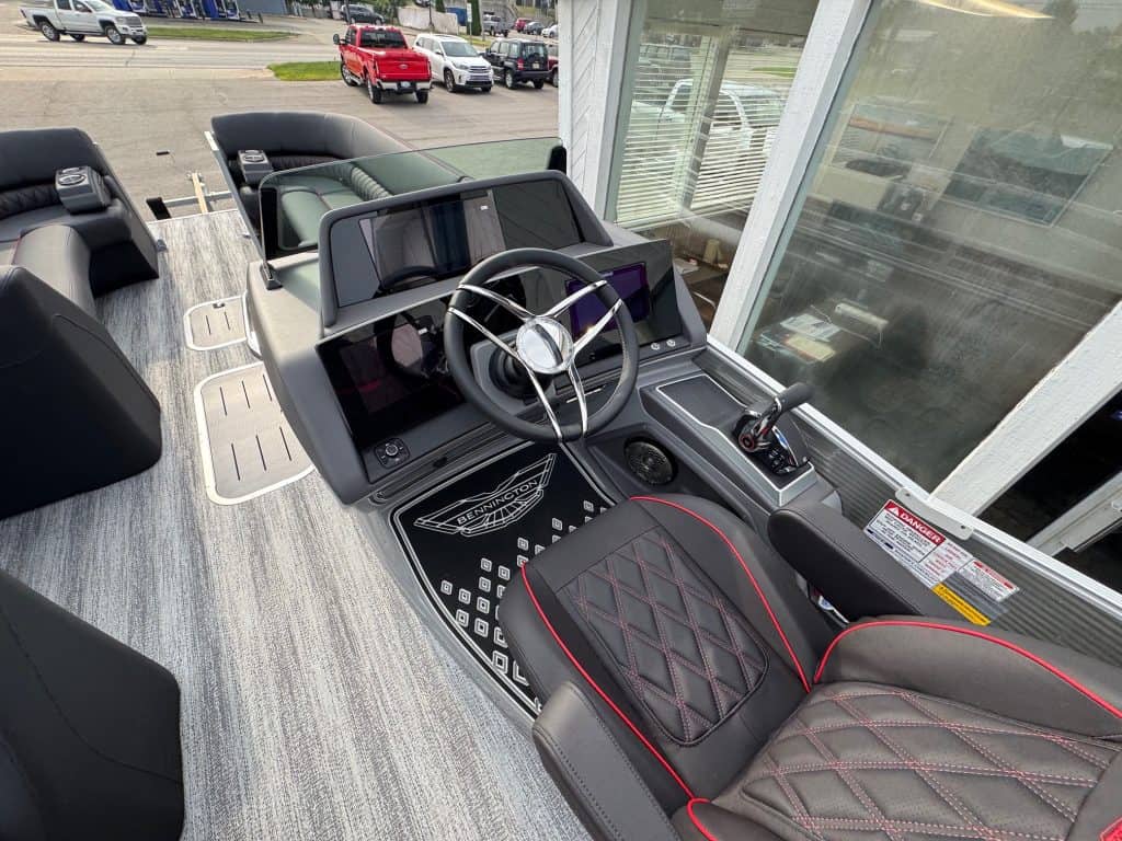 Bennington 25 RSBA boat helm with steering wheel and dashboard.