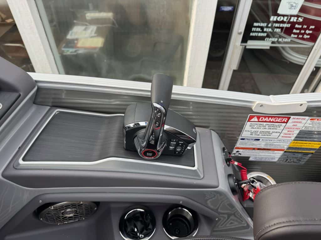 Bennington 25 RSBA boat control panel and steering wheel.