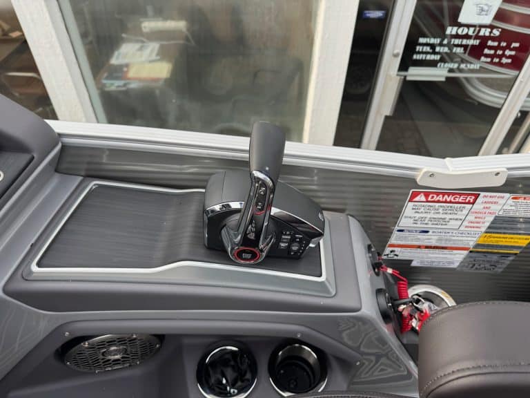 Bennington 25 RSBA boat control panel and steering wheel.