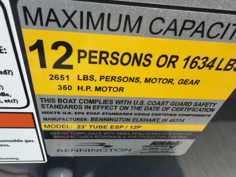 Maximum capacity label for boat safety and weight limits.