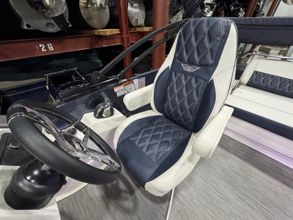 High-quality captain's seat for Bennington 23 RXSB. Comfortable, durable, and stylish marine seating.