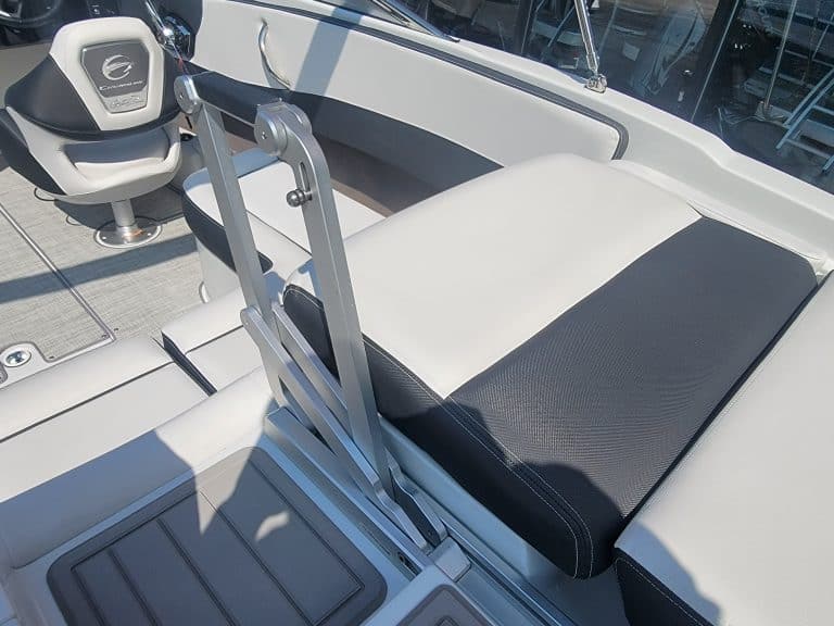 High-quality boat seating with adjustable backrest on the Crownline 240 SS. Perfect for comfort and.
