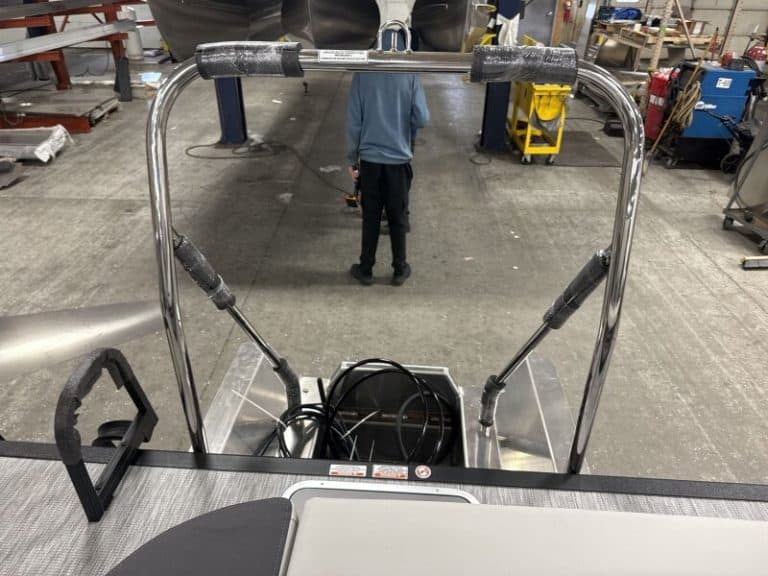 Bennington 22 S1SB boat displayed at Hall's Sport Center, a premier dealer for high-performance boat.