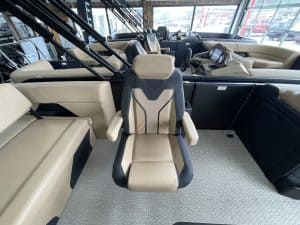 High-quality captain's chair for 2026 EVOTTI 721CS boat model. Durable, comfortable, and stylish mar.