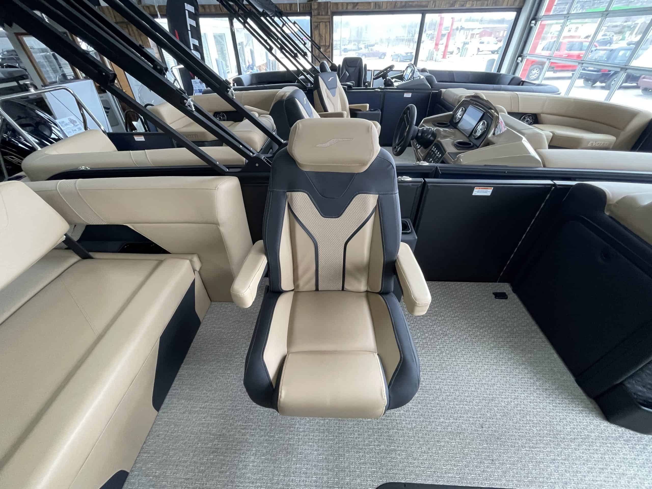 High-quality captain's chair for 2026 EVOTTI 721CS boat model. Durable, comfortable, and stylish mar.
