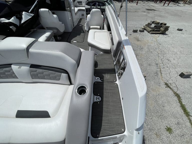 Comfortable boat seating and control station for recreational boating.