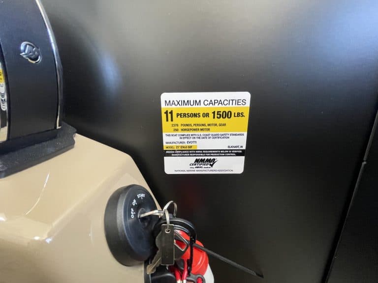 Capacity label on EVOTTI 521 QL with 11 persons or 1500 lbs limit.