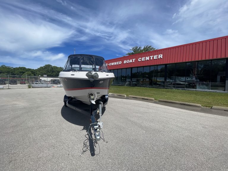 Four Winns 215 SUNDOWNER boat at Hall's Sport Center.