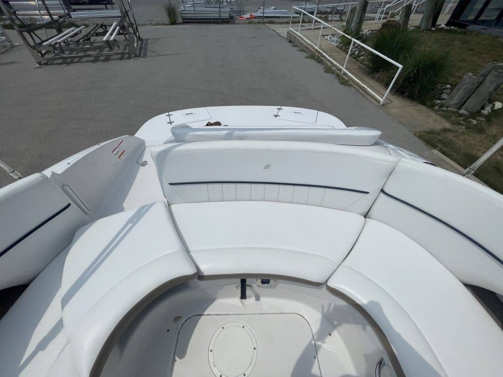 White Four Winns 224 FUNSHIP boat docked at marina.