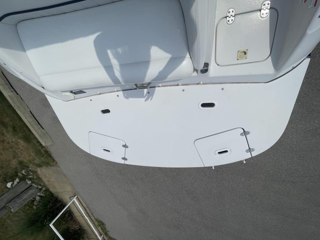 Close-up of the deck of a Four Winns 224 FUNSHIP boat.
