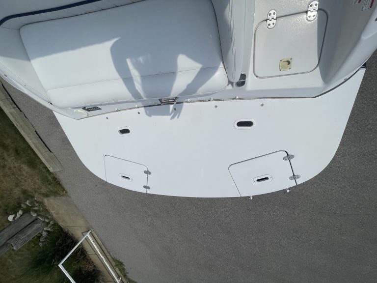 Close-up of the deck of a Four Winns 224 FUNSHIP boat.