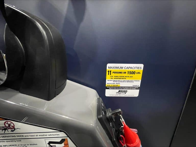 Gym equipment with maximum capacity label at Hall's Sport Center.