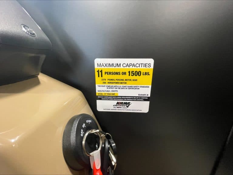 Maximum capacity sticker indicating 11 persons or 1500 lbs on EVOTTI 521QL.