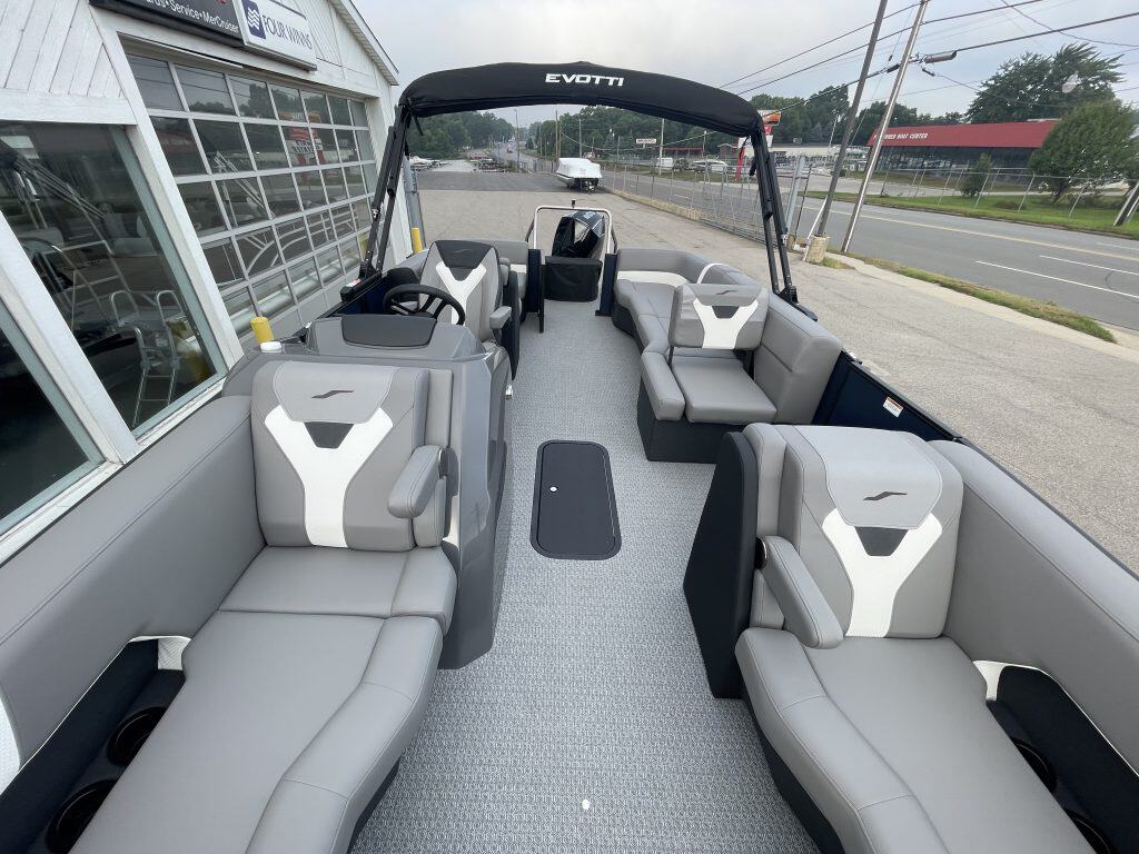 Luxury pontoon boat EVOTTI 521QL displayed at Hall's Sport Center.