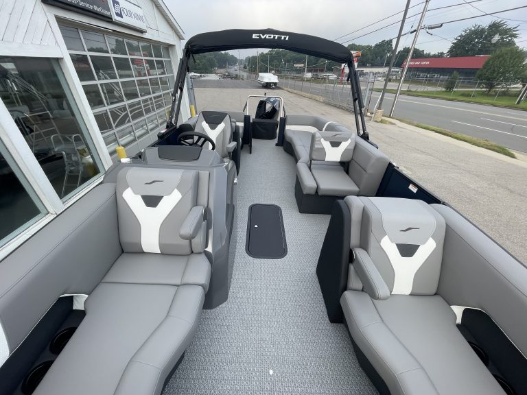Luxury pontoon boat EVOTTI 521QL displayed at Hall's Sport Center.
