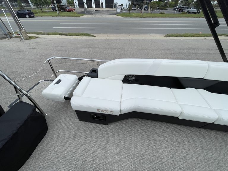 Luxury boat lounge seat on EVOTTI 523CL model for comfort and style.