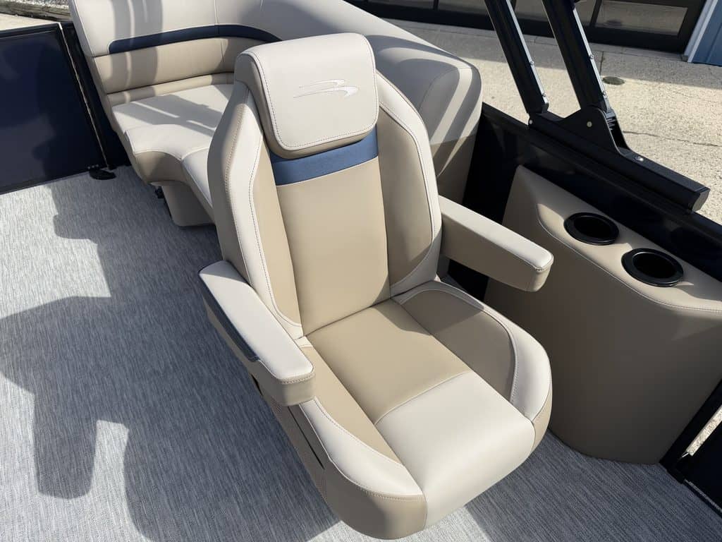 Luxury boat seat at Hall's Sport Center for Bennington 21 SSR.
