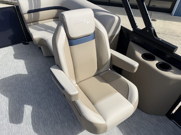 Luxury boat seat at Hall's Sport Center for Bennington 21 SSR.