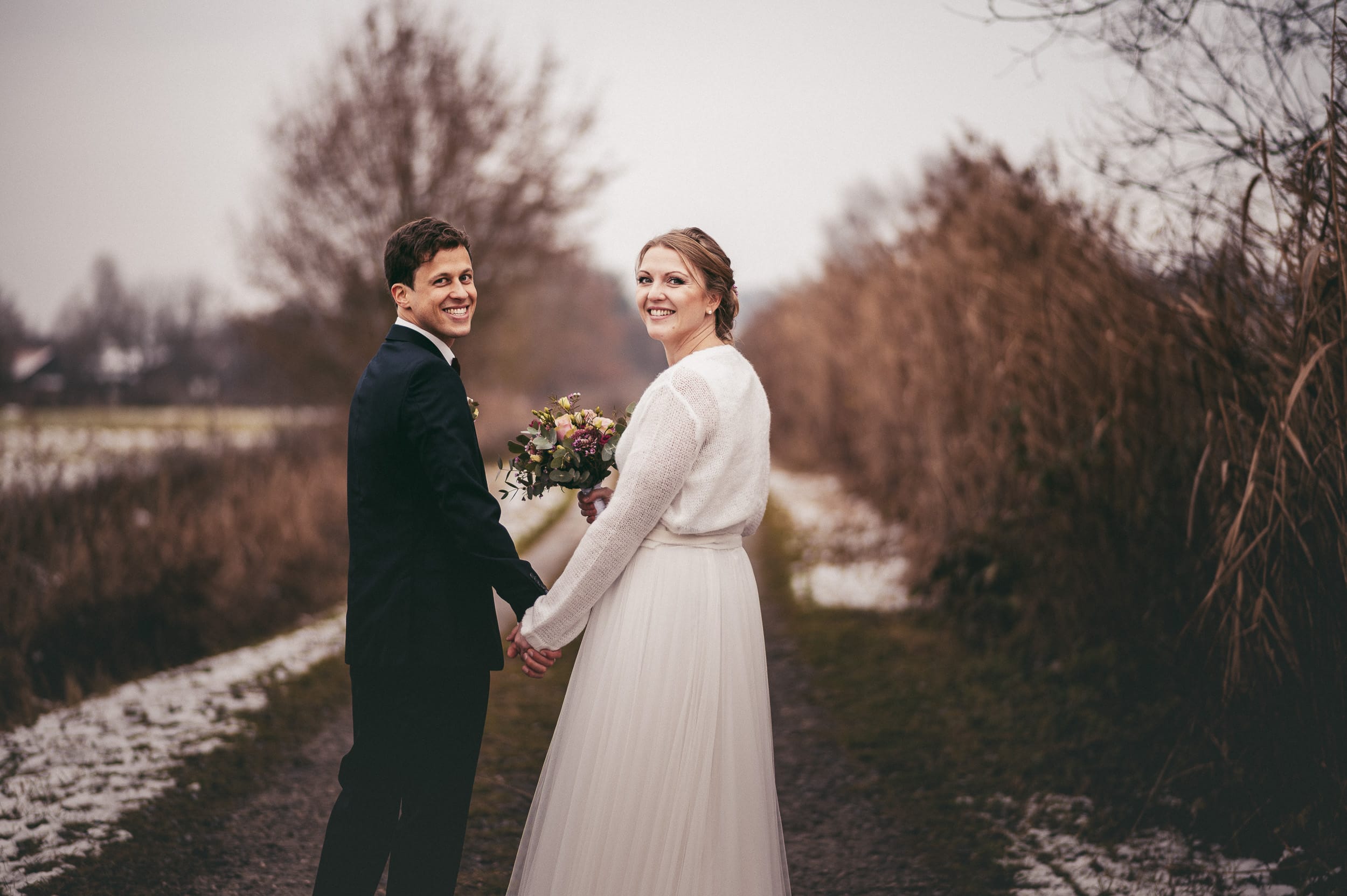 Hochzeitsfoto von Brautpaar am Klosterweiher in Thierhaupten