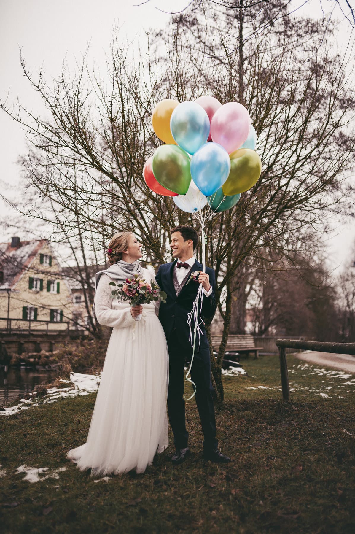 Hochzeit in Thierhaupten mit farbigen Luftballons