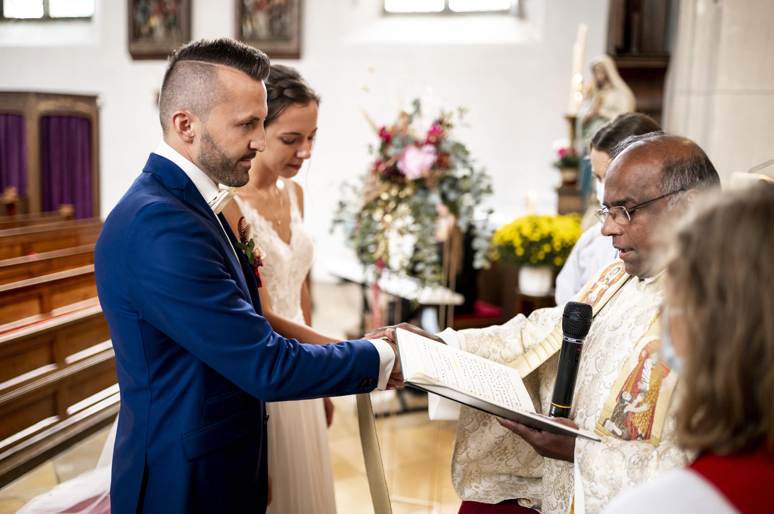 Hochzeitspaar beim Ringe Anstecken in der Kirche Aindling