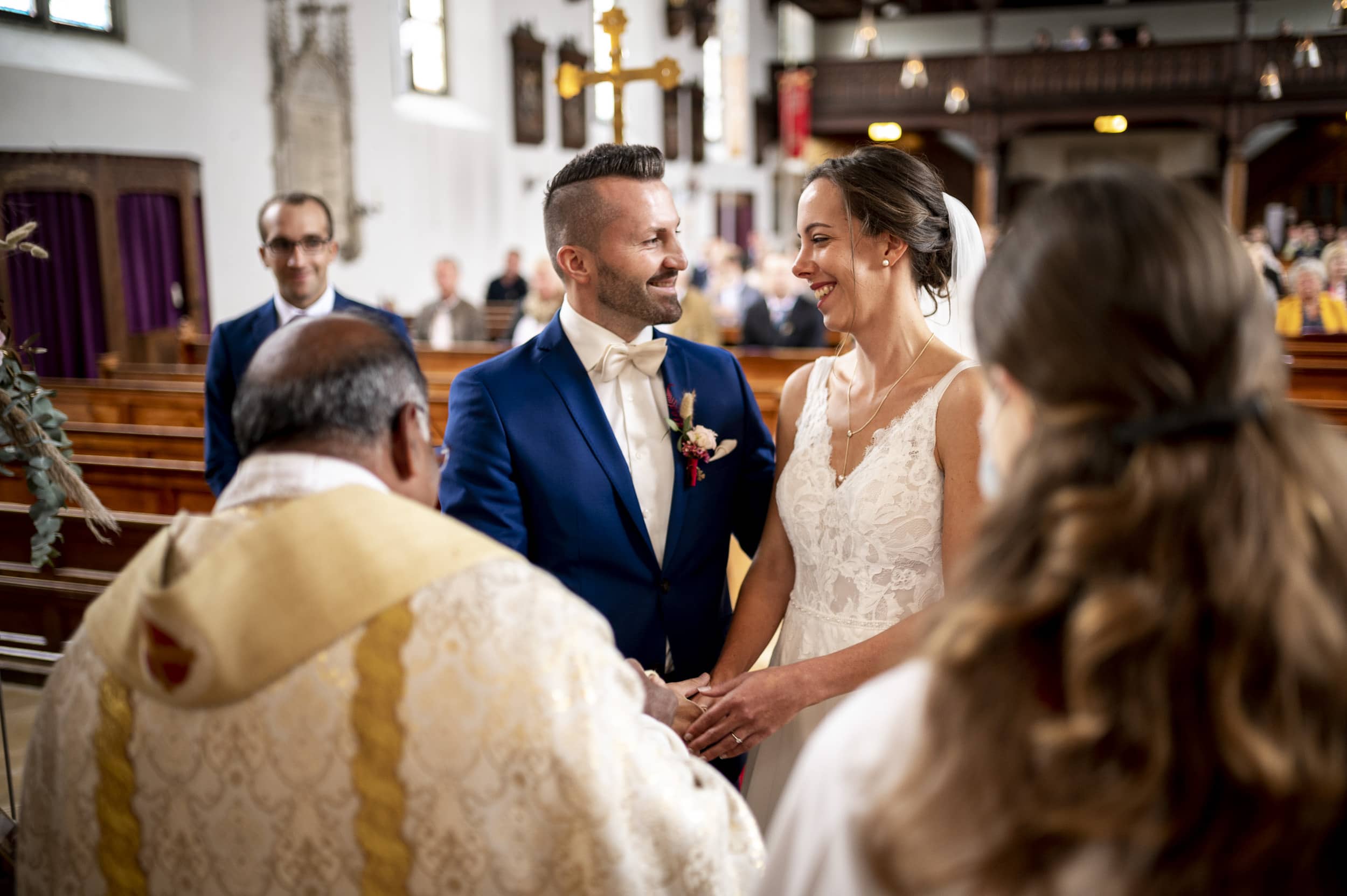 Hochzeitspaar glücklich nach JA-Wort und Ringe Anstecken in der Kirche in Aindling