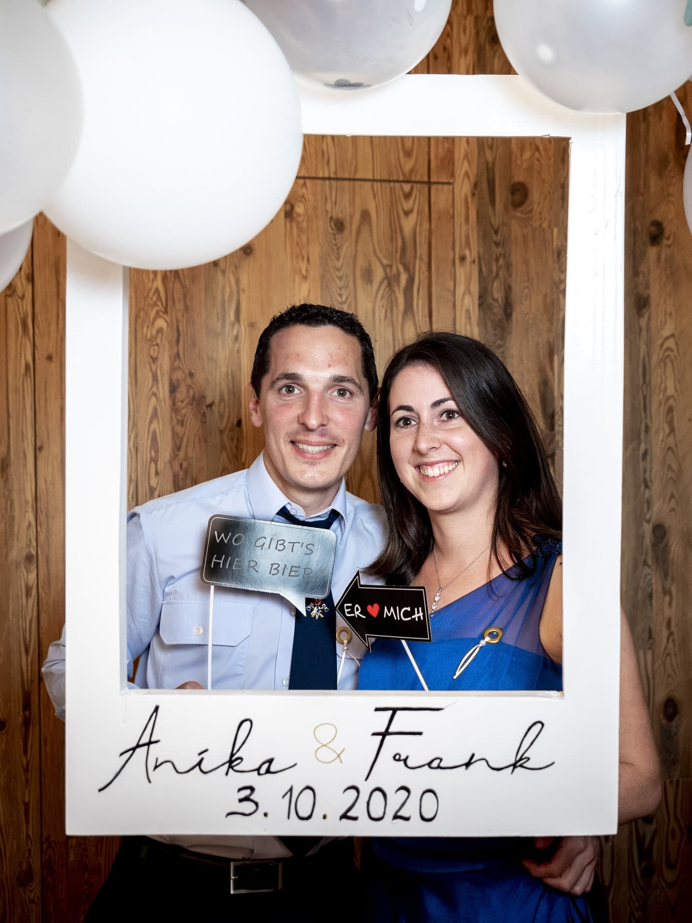 Hochzeitsgäste in der Fotobox