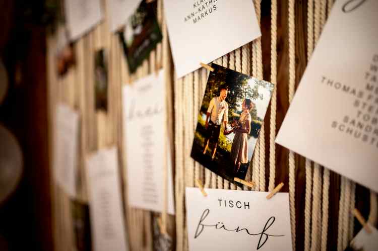 Kreative Idee mit Fotoabzügen des Brautpaares auf der Hochzeit