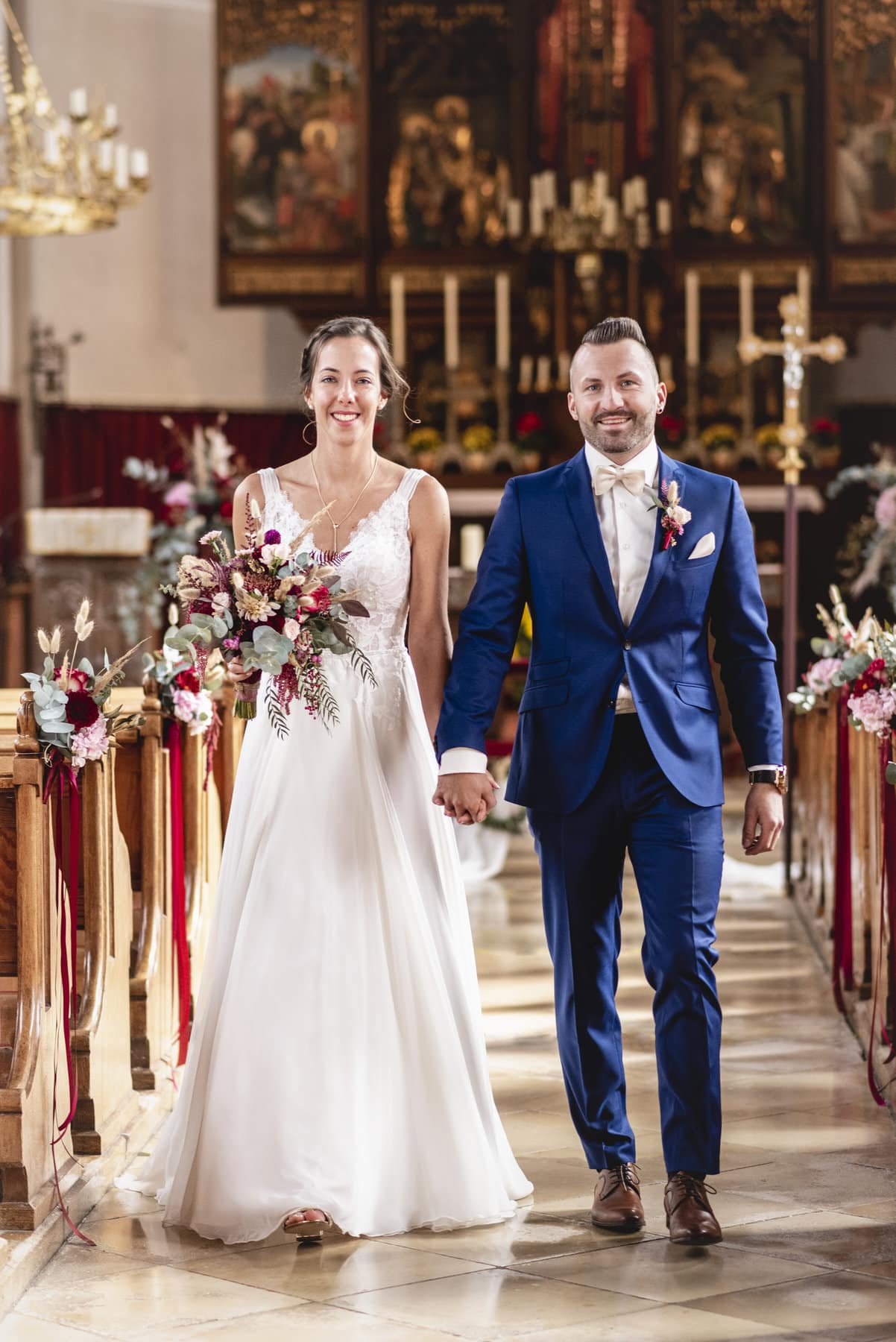Brautpaar beim Hochzeitsshooting in der Kirche in Aindling