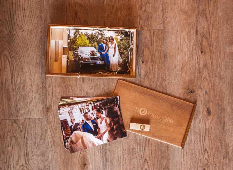 Hochzeitsbilder in hochwertiger Holzbox mit USB-Stick von Hochzeitsfotografen