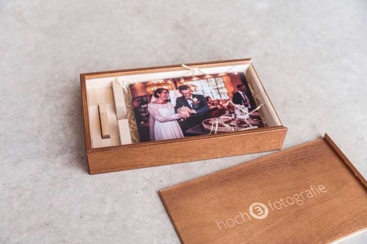 Hochzeitsbilder in hochwertiger Holzbox mit USB-Stick von Hochzeitsfotografen