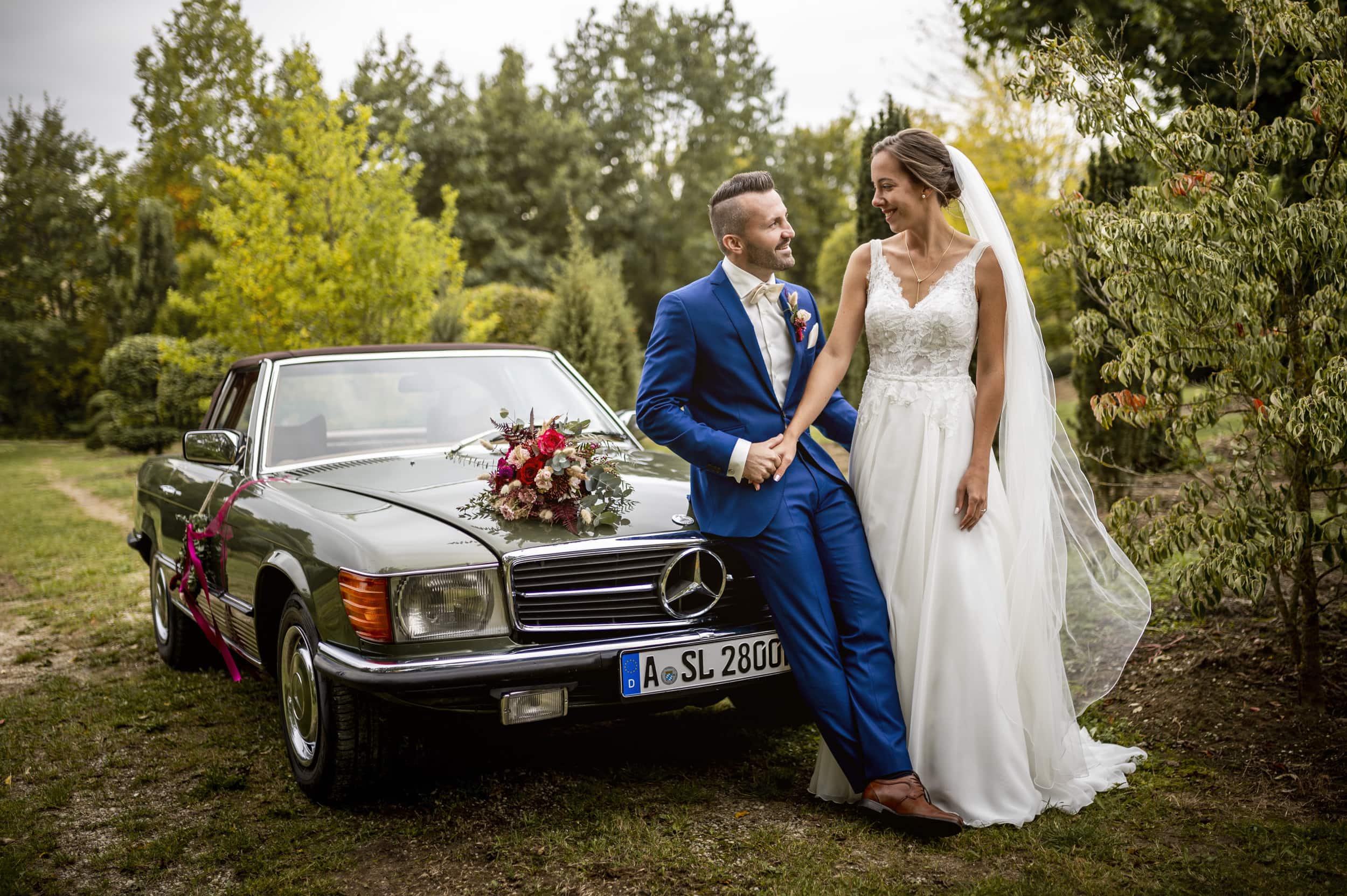 Brautpaar beim Hochzeitsshooting in Weichenberg mit Oldtimer